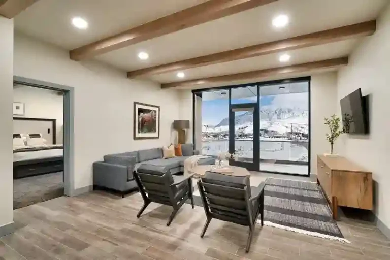 Residence sitting room with mountain views at Cirque Lodge in Utah