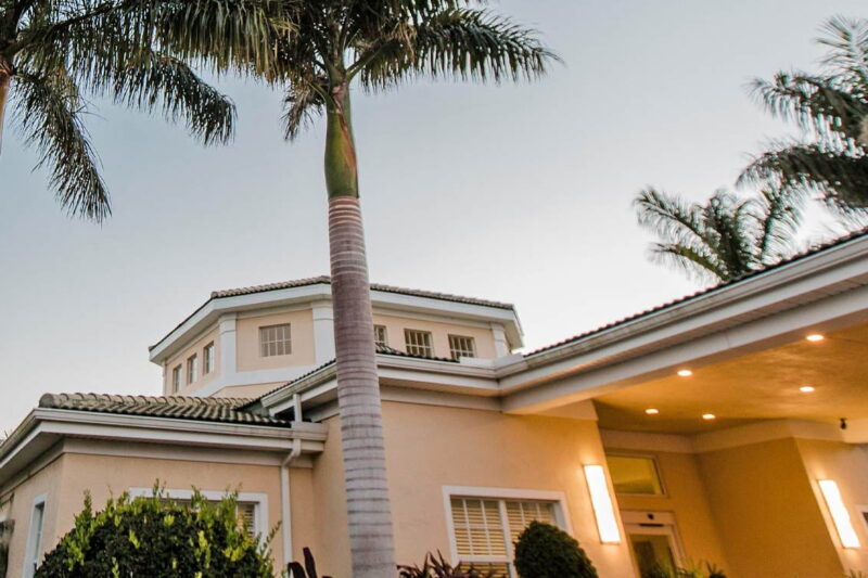 Futures Recovery Healthcare Tequesta facility exterior and courtyard
