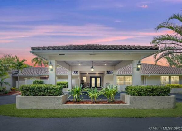 Exterior of Clementine Palmetto Bay residential eating-disorder programme in Florida