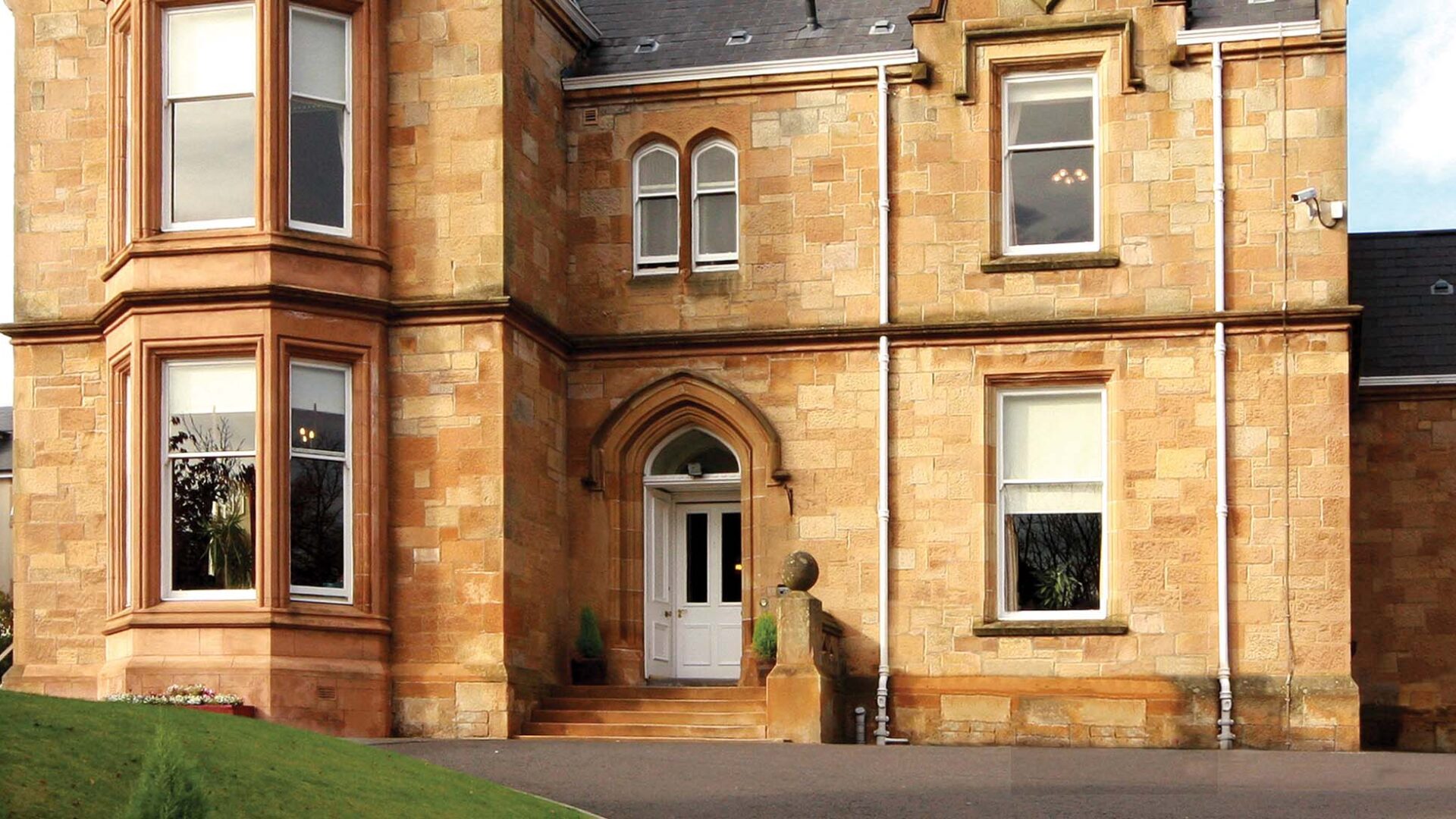 Entrance and exterior of Priory Hospital Glasgow