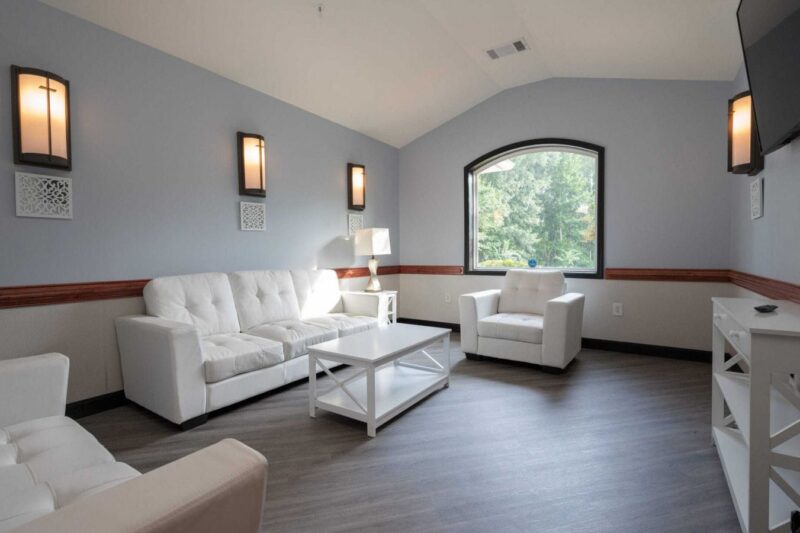 Living room at Recover Now Greater Atlanta in Eatonton, Georgia