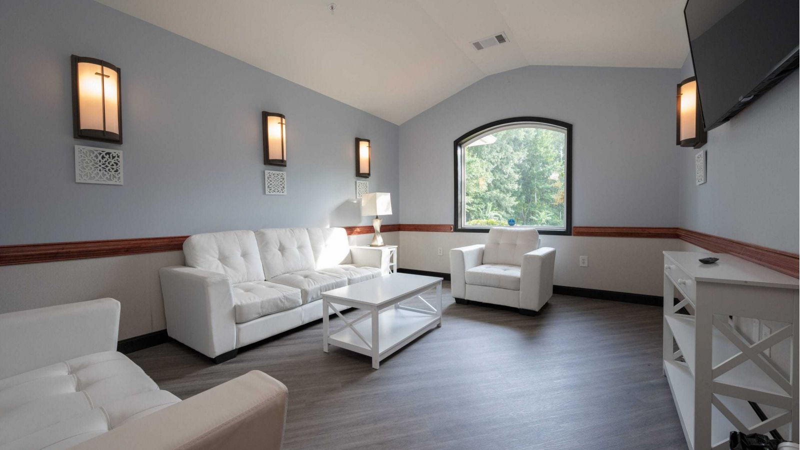 Living room at Recover Now Greater Atlanta in Eatonton, Georgia