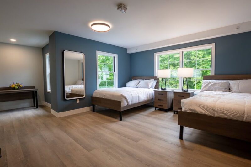 Private twin bedroom at Paramount Wellness Retreat in Haddam, Connecticut