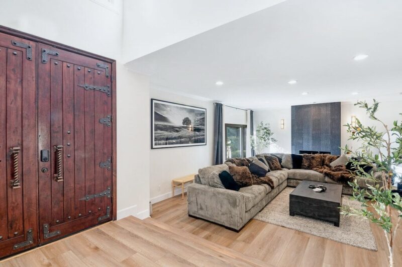 Living room at Maple Moon Recovery in Winnetka