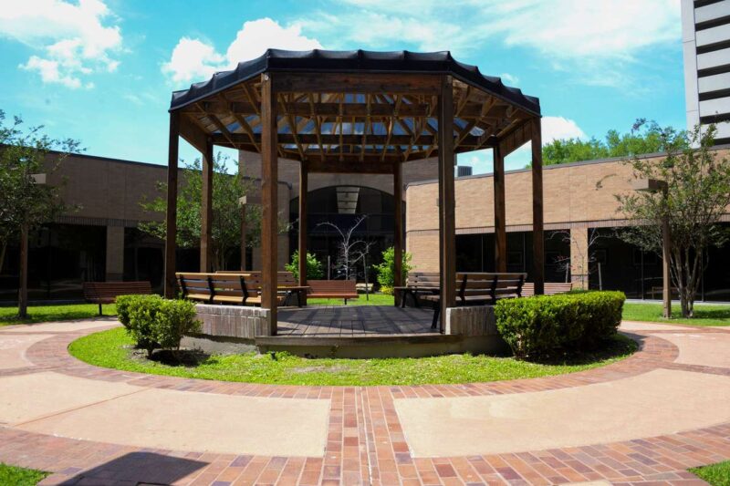 Landscaped courtyard at SUN Behavioral Houston