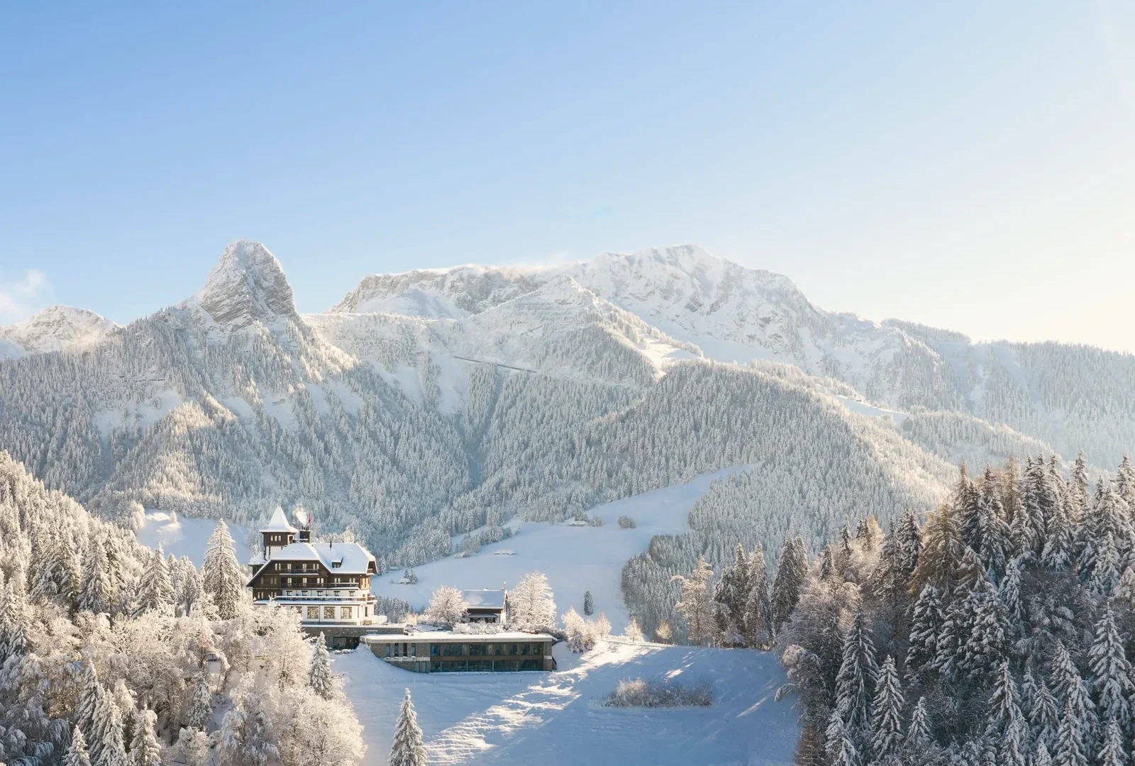 Clinic Les Alpes in winter, from the clinic's official gallery