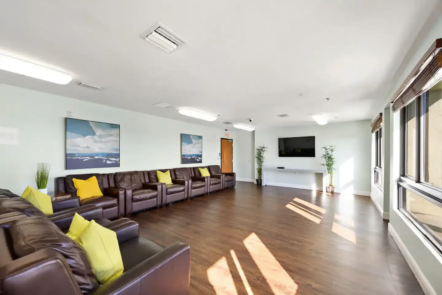 Florida Helps Miramar treatment center lounge with leather seating