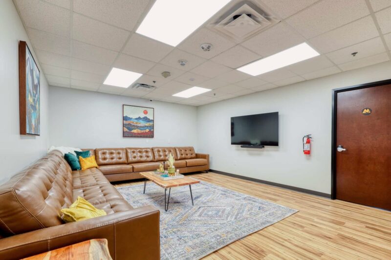 Living room at Pinnacle Peak Recovery's residential facility in Scottsdale