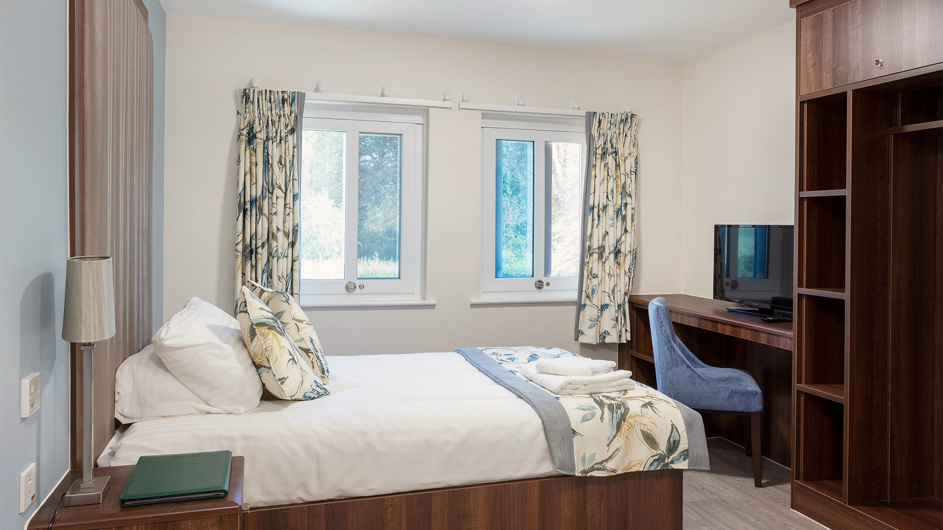 En-suite bedroom and desk at Priory Hospital Bristol