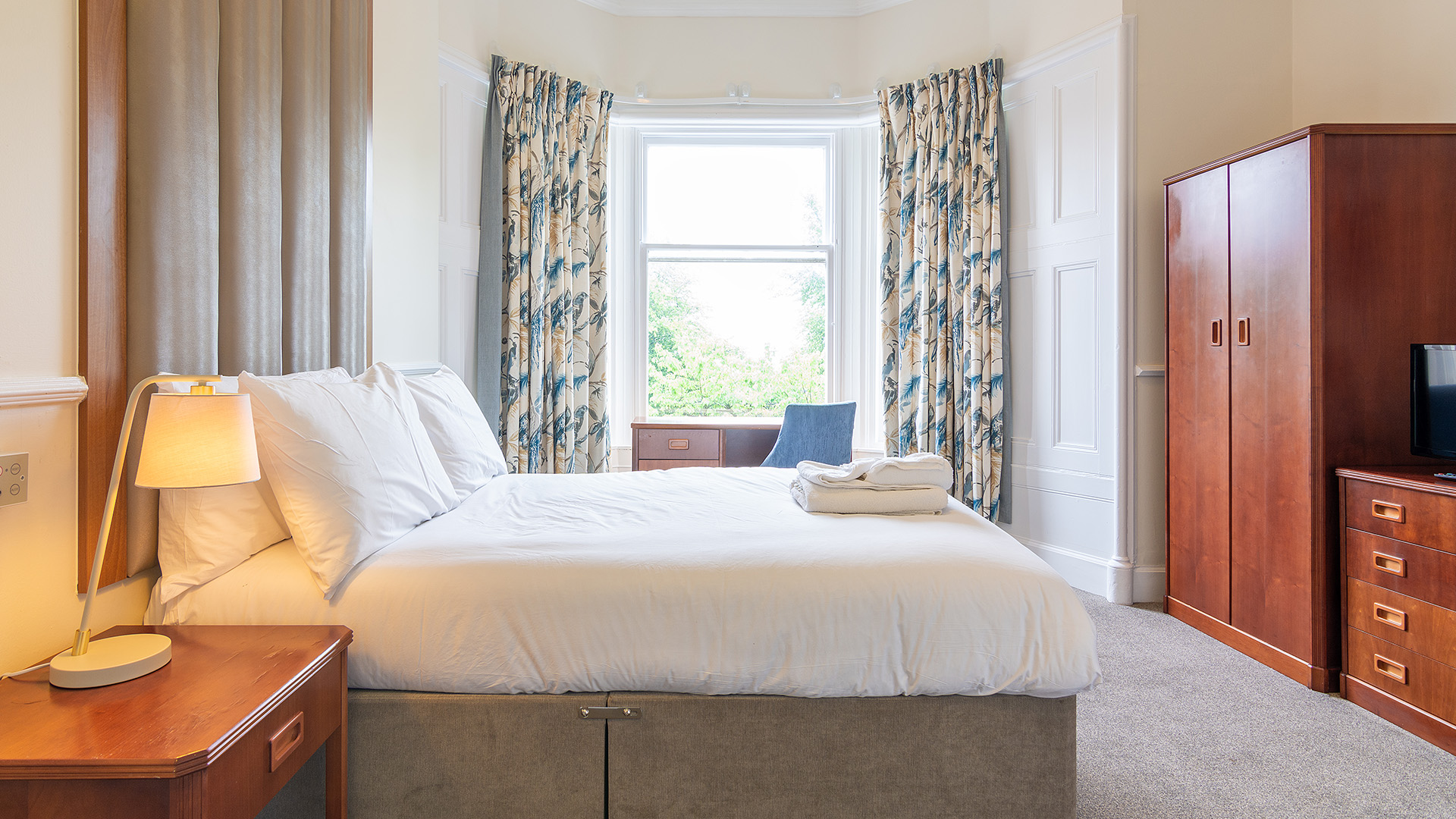 Bright patient bedroom at Priory Hospital Glasgow