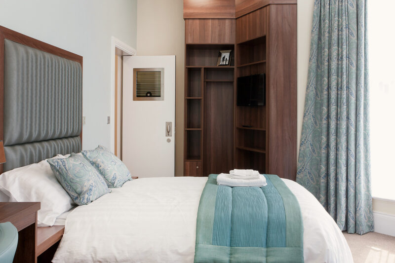 Bedroom and en-suite at Priory Hospital Woodbourne in Birmingham