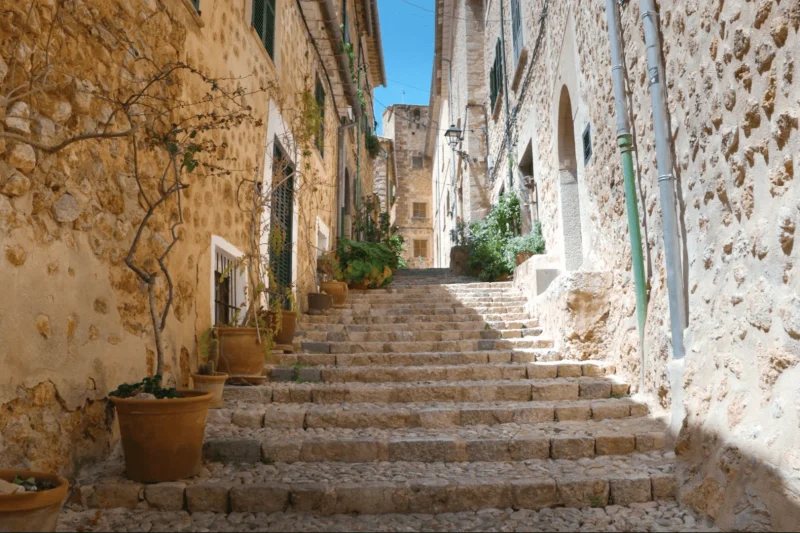 Sunlit stone steps and potted plants in Mallorca, shown on the official SENSES website