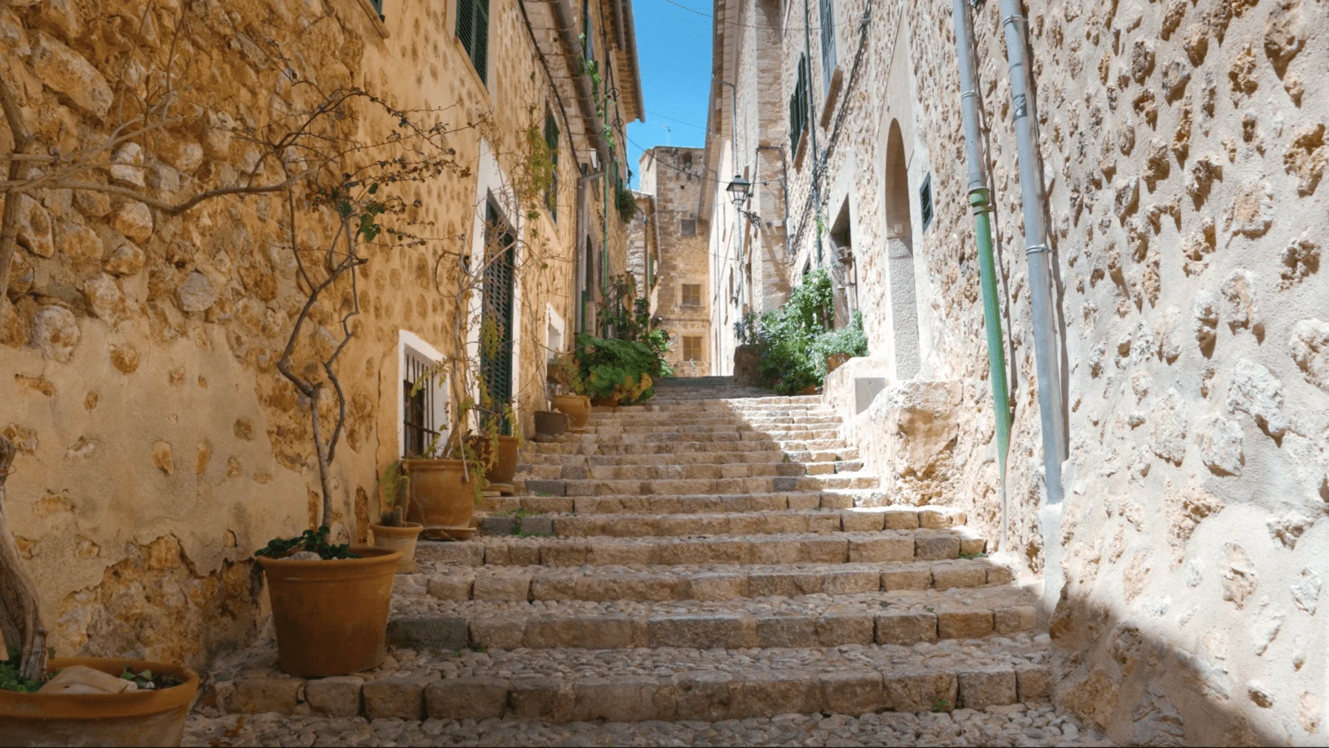 Sunlit stone steps and potted plants in Mallorca, shown on the official SENSES website