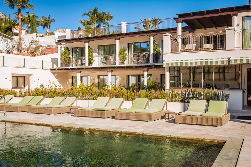 Swimming pool and residential setting at Oasis Premium Recovery in Marbella