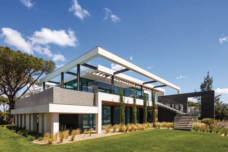 Villa exterior shown on Algarve Wellness’s residential treatment packages page
